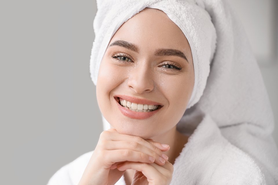 Mulher sorrindo, remetendo ao tema da autoestima