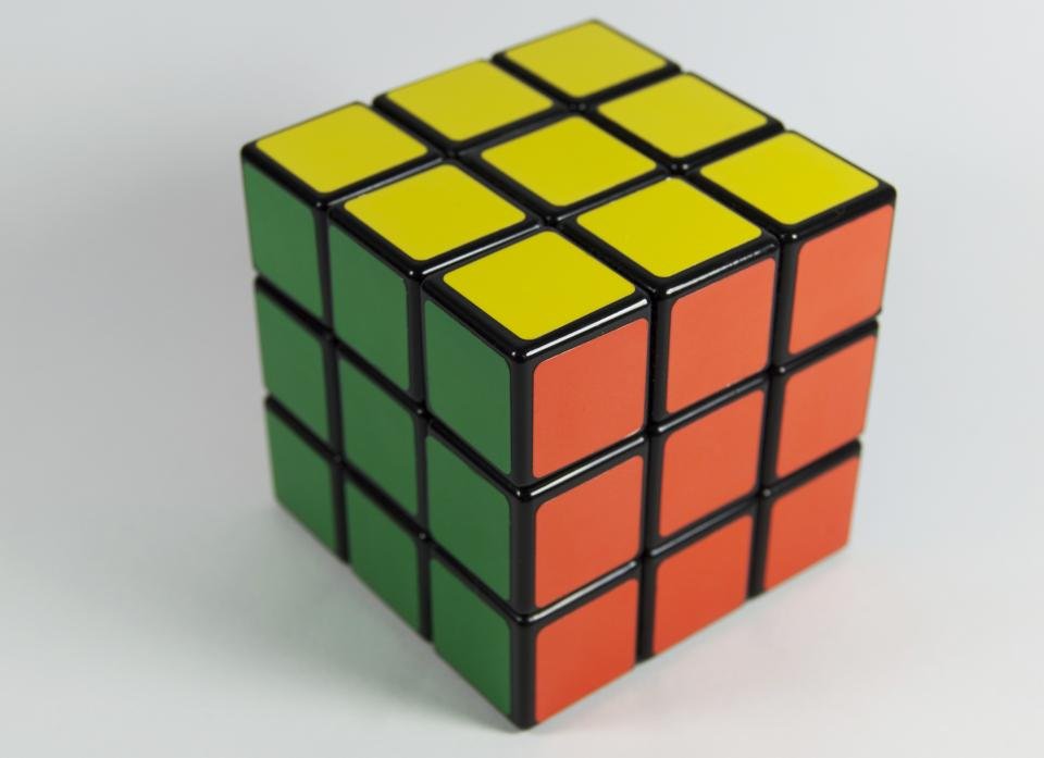 Cubo mágico, simbolizando os quebra-cabeças da mente e os pensamentos automáticos