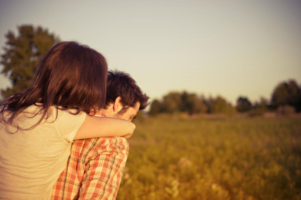 Casal em um momento de carinho, simbolizando um relacionamento saudável