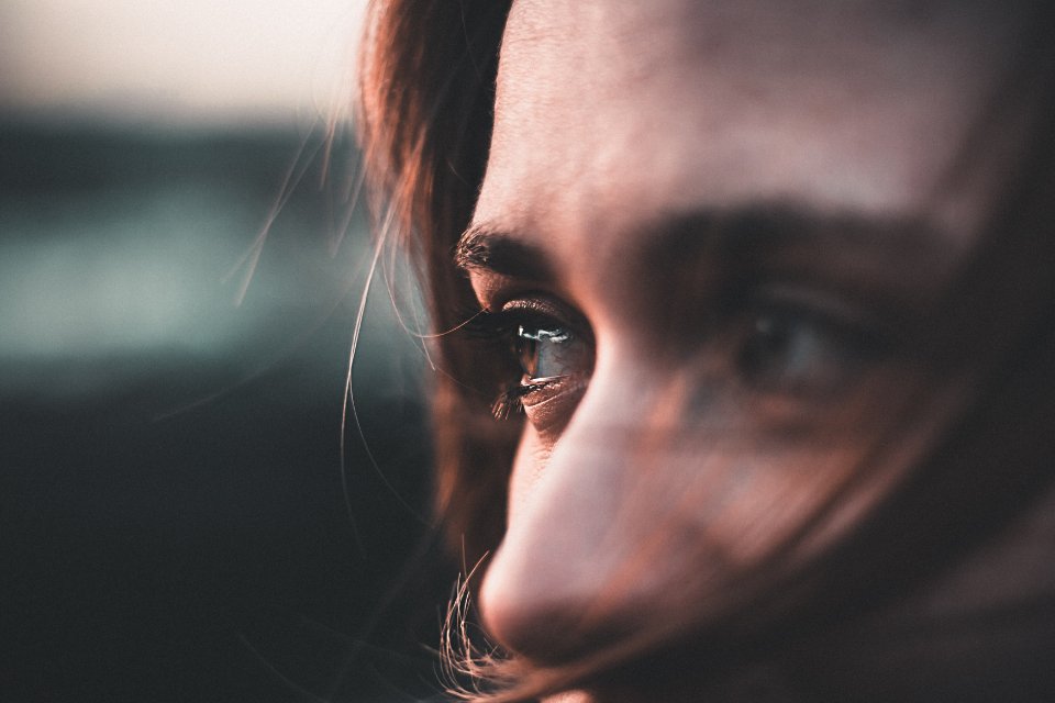 Mulher com expressão preocupada, remetendo ao TAG