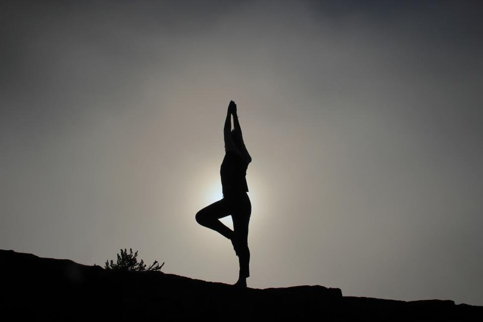 Pessoa praticando tai chi, remetendo à aceitação e presença da ACT